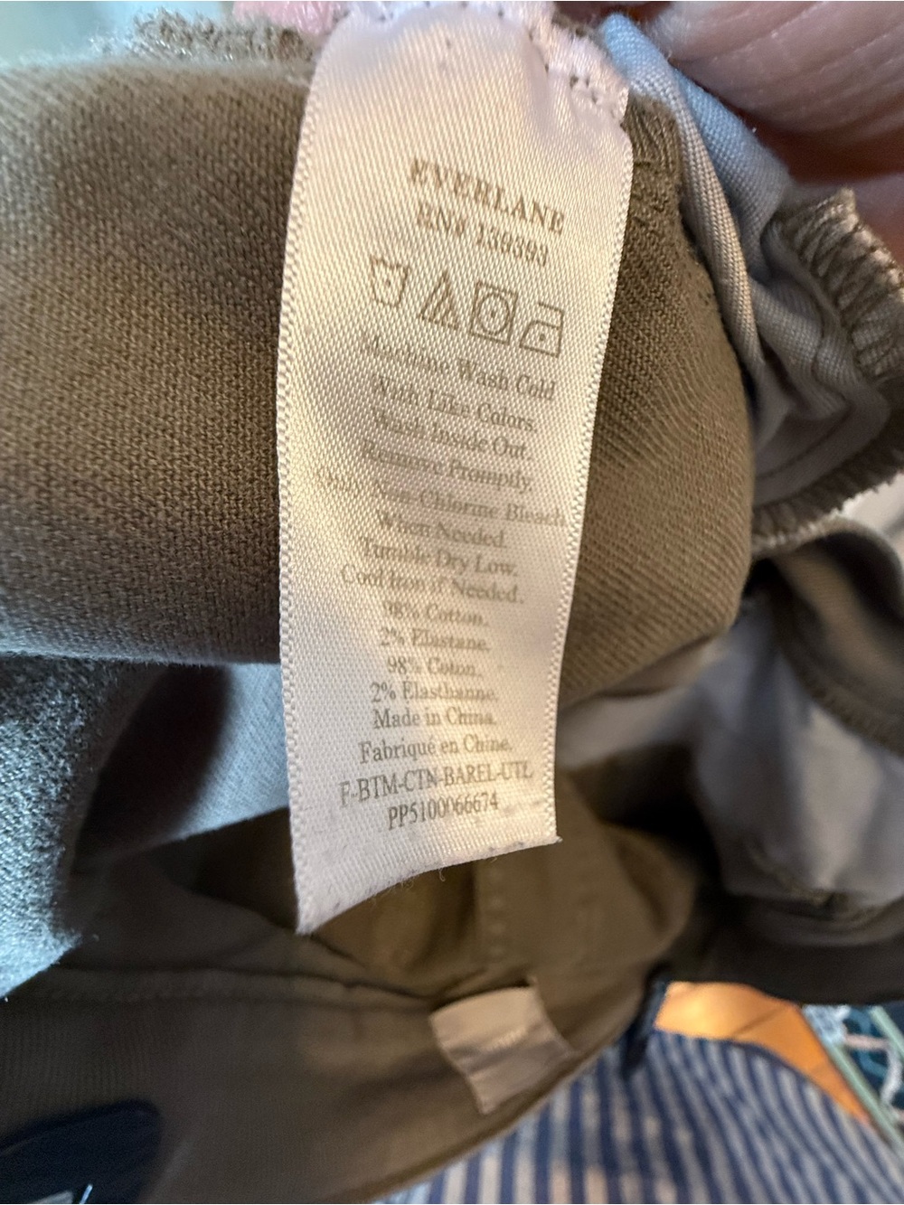 Everlane utility barrel pant in olive green - Picture 7 of 7